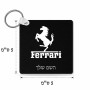 מחזיק מפתחות בצורת ריבוע בעיצוב אישי עם השם שלך בעיצוב פרארי גודל המחזיק 5 × 5 ס"מ