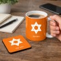 ספל תה \ קפה + תחתית מרובעת בעיצוב אישי עם השם שלך בעיצוב מגן דוד - מגן דוד - ישראל גודל הספל 325 מ"ל גודל התחתית 9 × 9 ס"מ