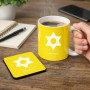 ספל תה \ קפה + תחתית מרובעת בעיצוב אישי עם השם שלך בעיצוב מגן דוד - מגן דוד - ישראל גודל הספל 325 מ"ל גודל התחתית 9 × 9 ס"מ