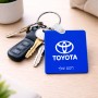 מחזיק מפתחות בצורת ריבוע בעיצוב אישי עם השם שלך בעיצוב טויוטה גודל המחזיק 5 × 5 ס"מ