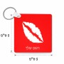 מחזיק מפתחות בצורת ריבוע בעיצוב אישי עם השם שלך בעיצוב שפתיים - נשיקה גודל המחזיק 5 × 5 ס"מ