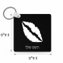מחזיק מפתחות בצורת ריבוע בעיצוב אישי עם השם שלך בעיצוב שפתיים - נשיקה גודל המחזיק 5 × 5 ס"מ
