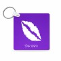 מחזיק מפתחות בצורת ריבוע בעיצוב אישי עם השם שלך בעיצוב שפתיים - נשיקה גודל המחזיק 5 × 5 ס"מ