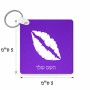 מחזיק מפתחות בצורת ריבוע בעיצוב אישי עם השם שלך בעיצוב שפתיים - נשיקה גודל המחזיק 5 × 5 ס"מ