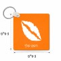 מחזיק מפתחות בצורת ריבוע בעיצוב אישי עם השם שלך בעיצוב שפתיים - נשיקה גודל המחזיק 5 × 5 ס"מ