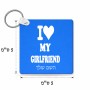 מחזיק מפתחות בצורת ריבוע בעיצוב אישי עם השם שלך בעיצוב אוהב את החברה שלי גודל המחזיק 5 × 5 ס"מ