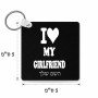 מחזיק מפתחות בצורת ריבוע בעיצוב אישי עם השם שלך בעיצוב אוהב את החברה שלי גודל המחזיק 5 × 5 ס"מ