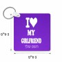 מחזיק מפתחות בצורת ריבוע בעיצוב אישי עם השם שלך בעיצוב אוהב את החברה שלי גודל המחזיק 5 × 5 ס"מ