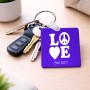 מחזיק מפתחות בצורת ריבוע בעיצוב אישי עם השם שלך בעיצוב אהבה גודל המחזיק 5 × 5 ס"מ