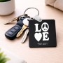 מחזיק מפתחות בצורת ריבוע בעיצוב אישי עם השם שלך בעיצוב אהבה גודל המחזיק 5 × 5 ס"מ