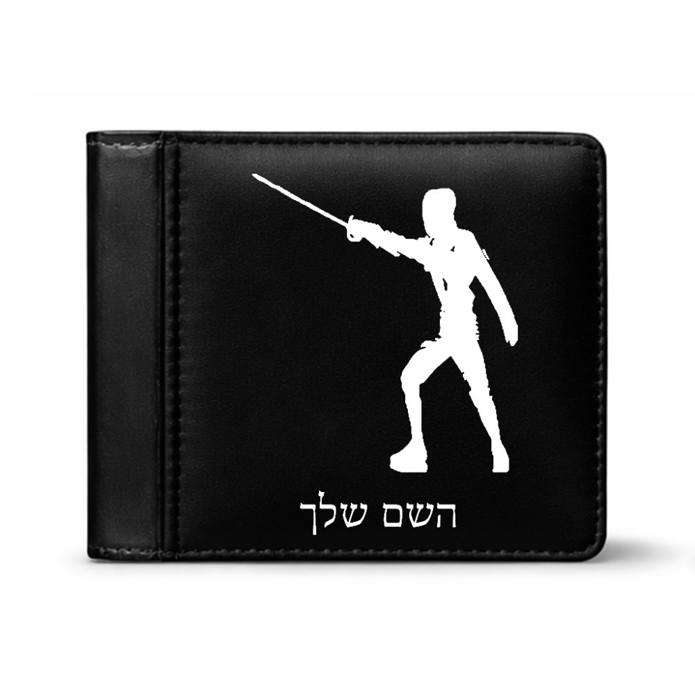 ארנק עור שחור בעיצוב אישי עם השם שלך בעיצוב לוחם סייף מידות הארנק 9.5 × 11 ס"מ