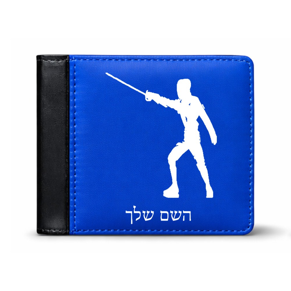 ארנק עור שחור בעיצוב אישי עם השם שלך בעיצוב לוחם סייף מידות הארנק 9.5 × 11 ס"מ