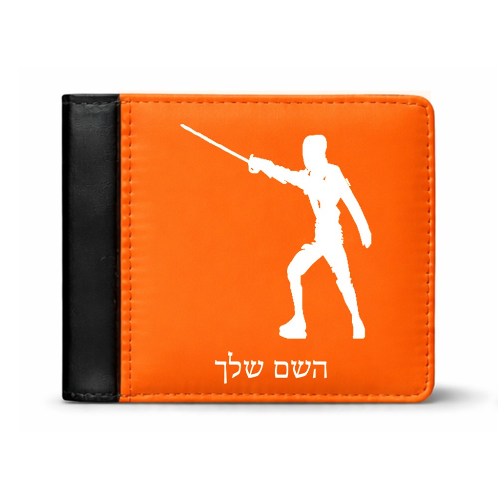 ארנק עור שחור בעיצוב אישי עם השם שלך בעיצוב לוחם סייף מידות הארנק 9.5 × 11 ס"מ