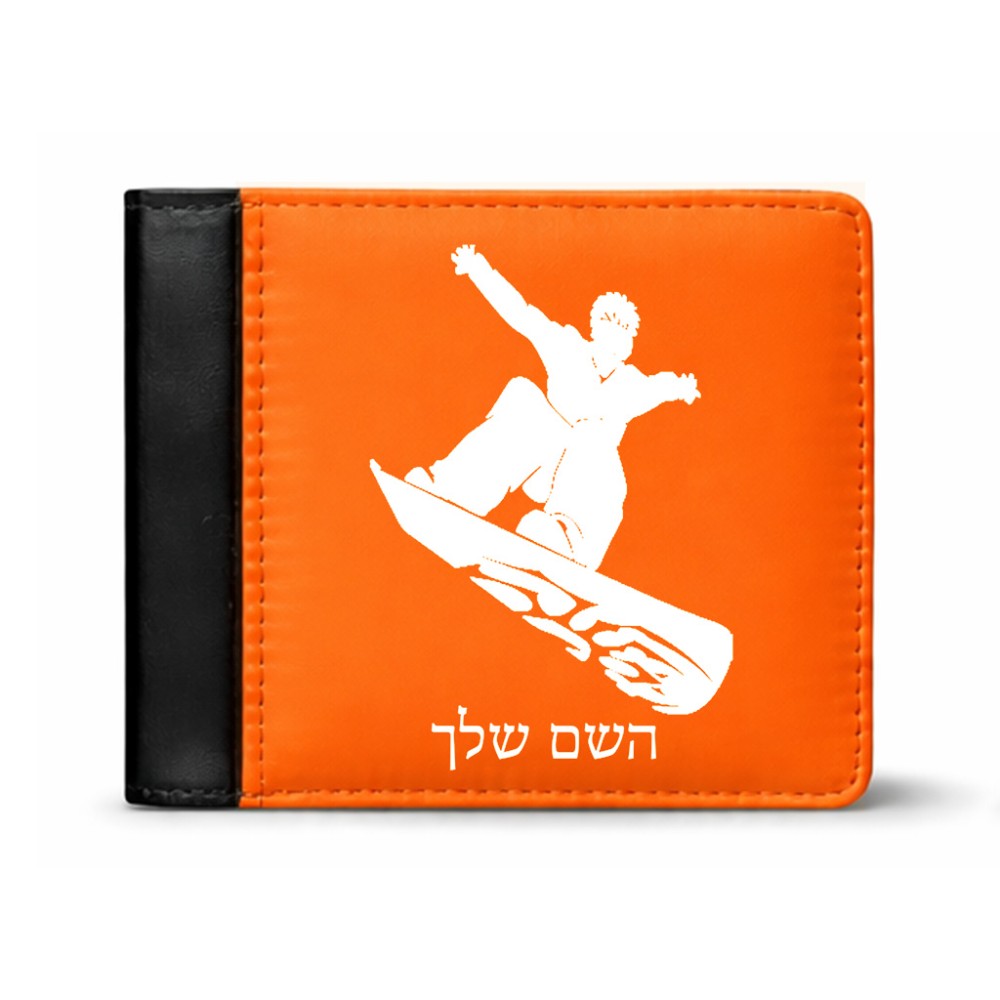 ארנק עור שחור בעיצוב אישי עם השם שלך בעיצוב סנובורדיסט מידות הארנק 9.5 × 11 ס"מ