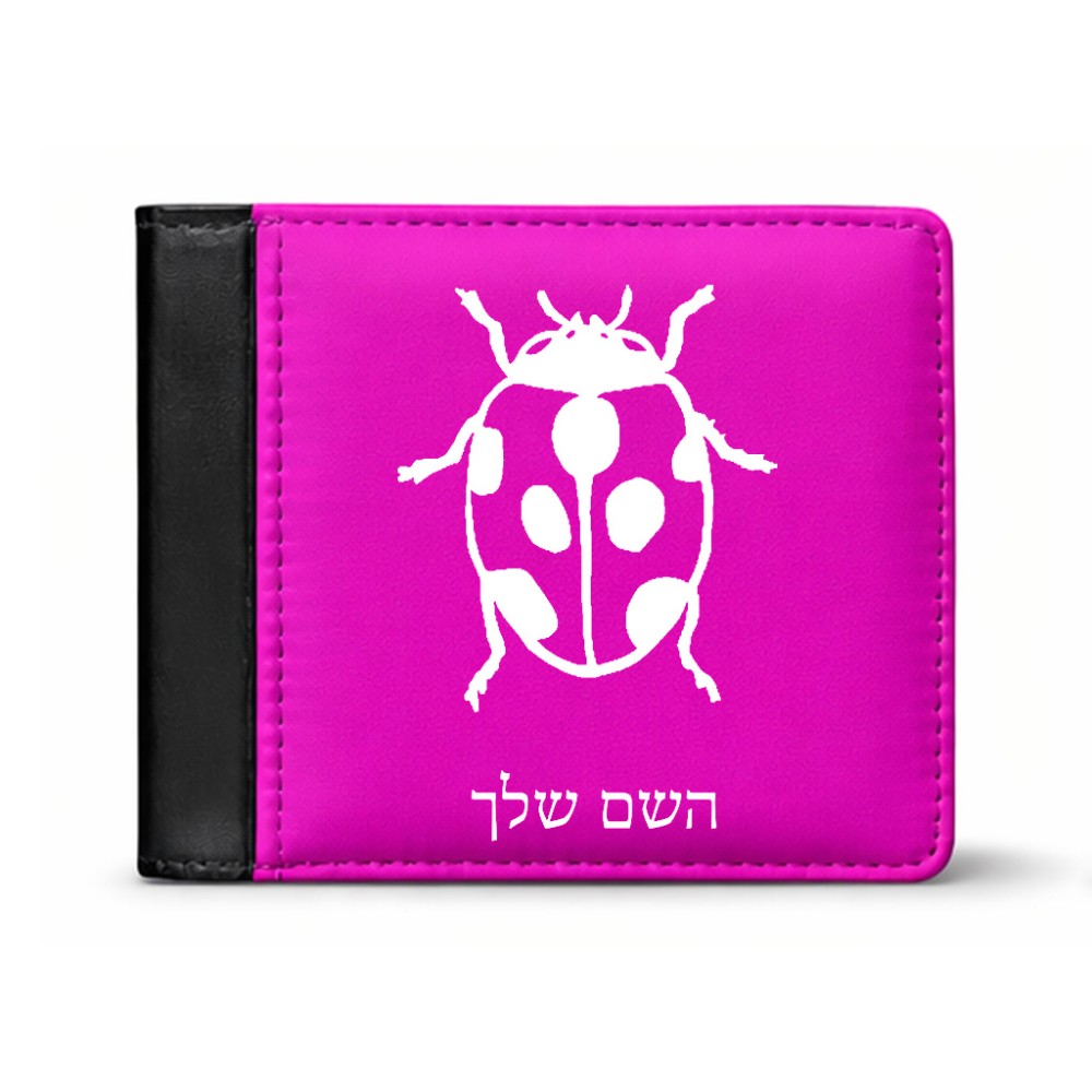 ארנק עור שחור בעיצוב אישי עם השם שלך בעיצוב פרת משה רבנו מידות הארנק 9.5 × 11 ס"מ