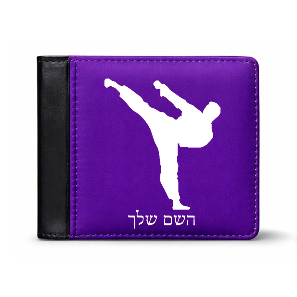 ארנק עור שחור בעיצוב אישי עם השם שלך בעיצוב קרטה מידות הארנק 9.5 × 11 ס"מ