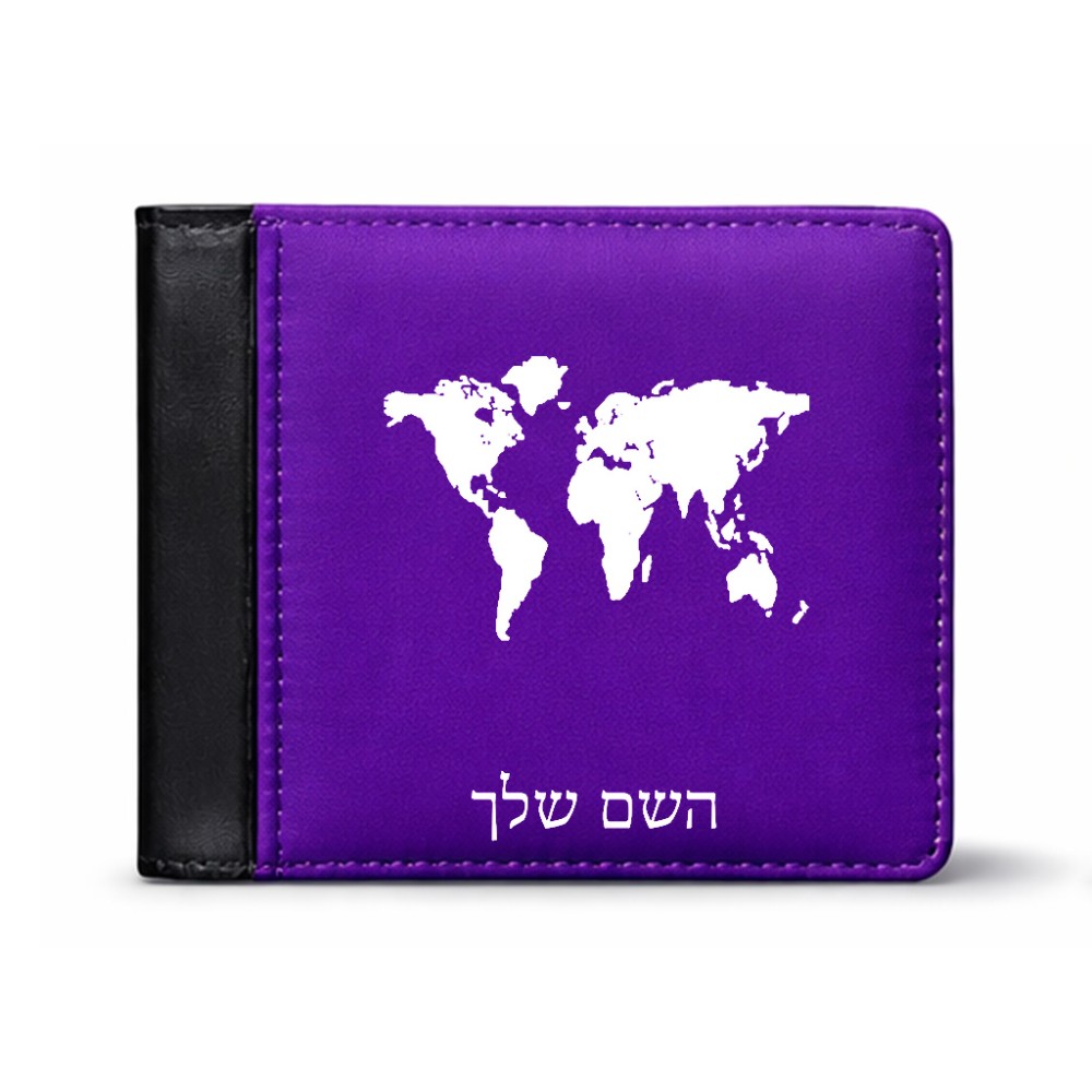ארנק עור שחור בעיצוב אישי עם השם שלך בעיצוב מפת העולם מידות הארנק 9.5 × 11 ס"מ