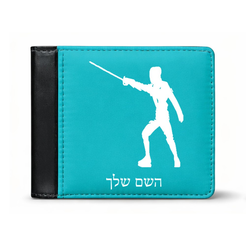 ארנק עור שחור בעיצוב אישי עם השם שלך בעיצוב לוחם סייף מידות הארנק 9.5 × 11 ס"מ