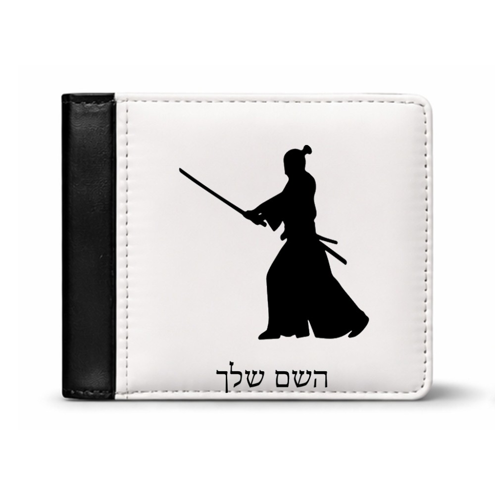 ארנק עור שחור בעיצוב אישי עם השם שלך בעיצוב סמוראי מידות הארנק 9.5 × 11 ס"מ