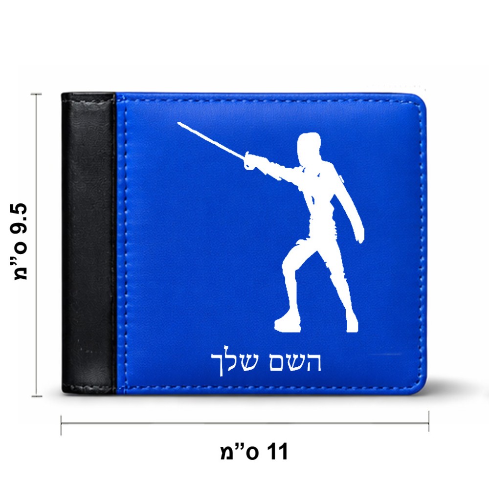 ארנק עור שחור בעיצוב אישי עם השם שלך בעיצוב לוחם סייף מידות הארנק 9.5 × 11 ס"מ