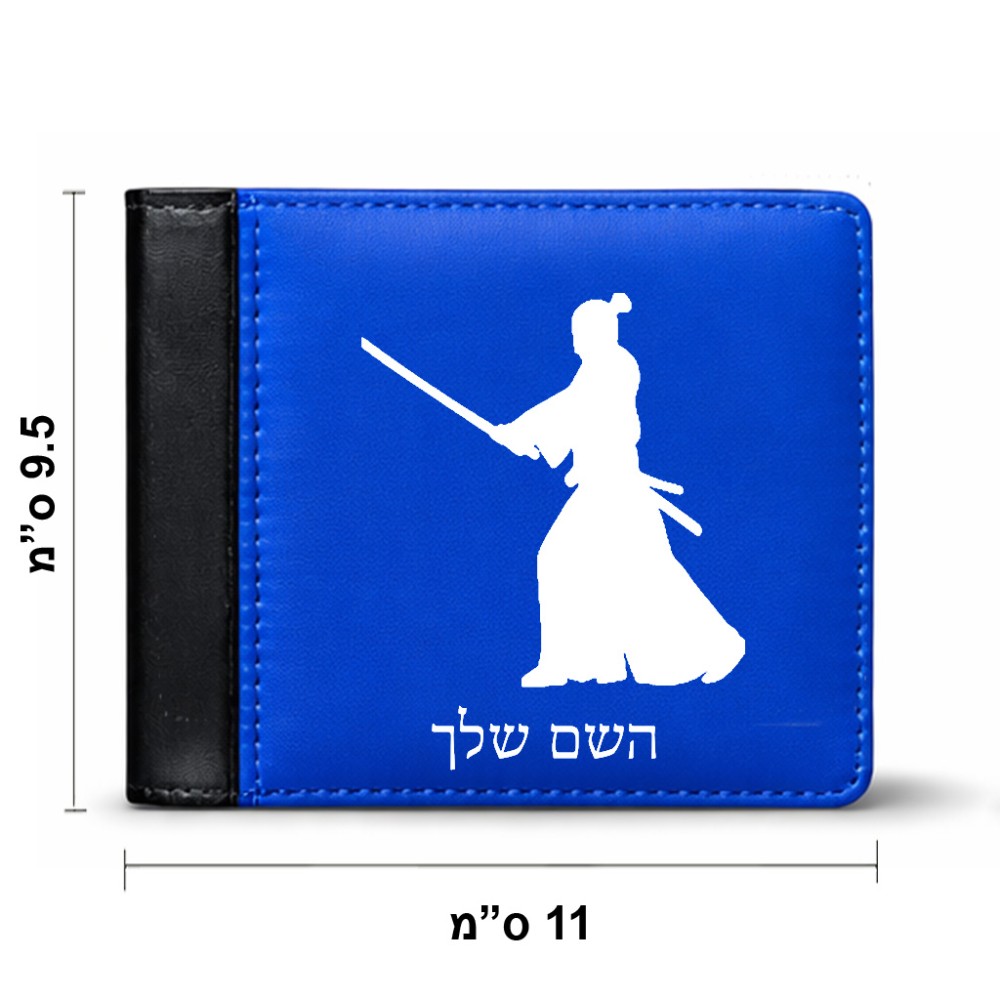 ארנק עור שחור בעיצוב אישי עם השם שלך בעיצוב סמוראי מידות הארנק 9.5 × 11 ס"מ