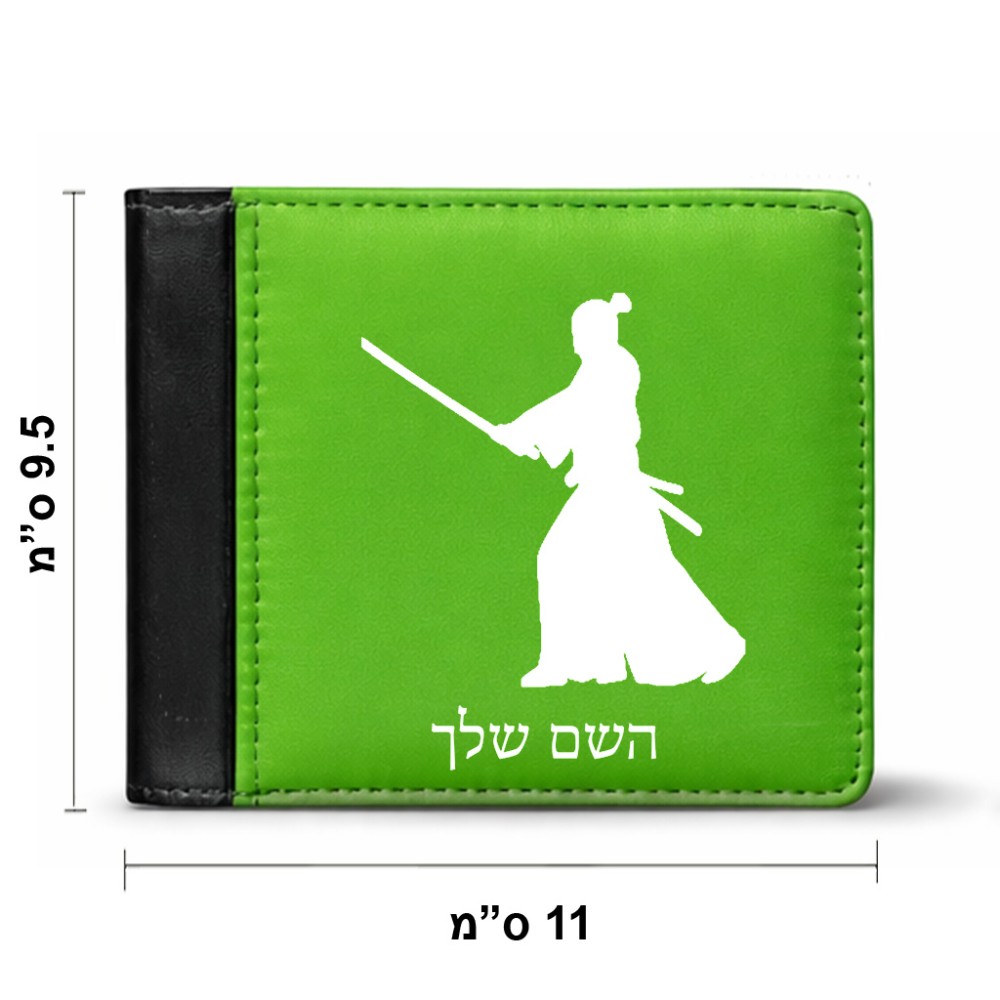 ארנק עור שחור בעיצוב אישי עם השם שלך בעיצוב סמוראי מידות הארנק 9.5 × 11 ס"מ