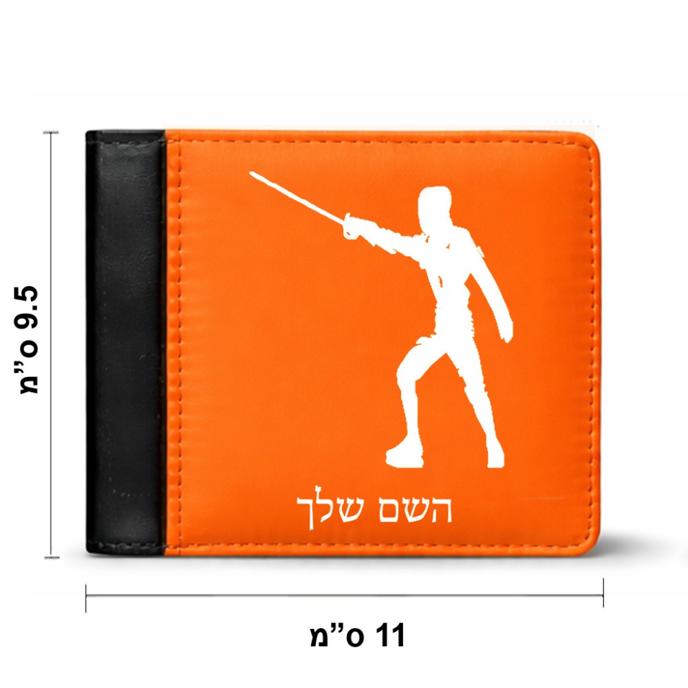 ארנק עור שחור בעיצוב אישי עם השם שלך בעיצוב לוחם סייף מידות הארנק 9.5 × 11 ס"מ