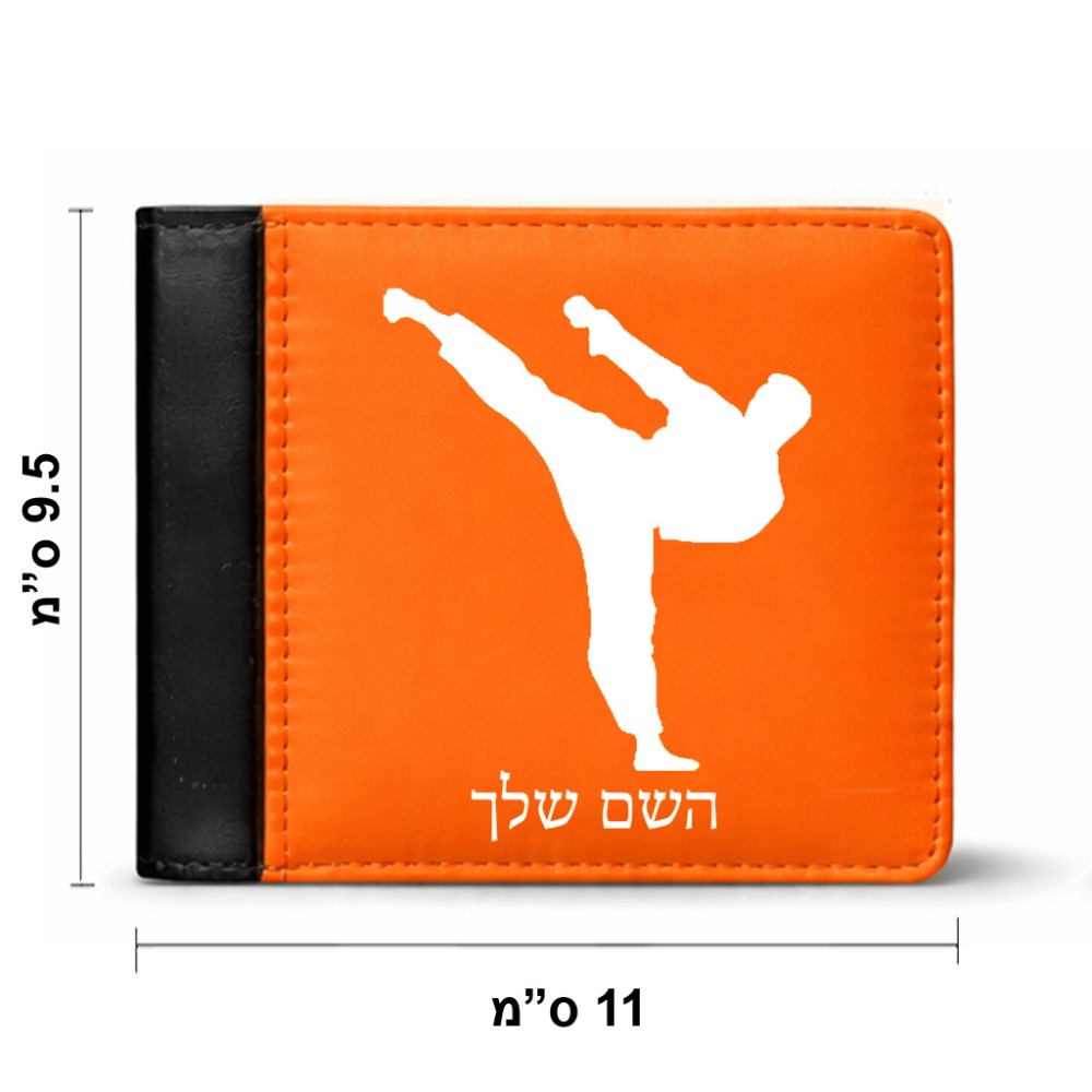 ארנק עור שחור בעיצוב אישי עם השם שלך בעיצוב קרטה מידות הארנק 9.5 × 11 ס"מ