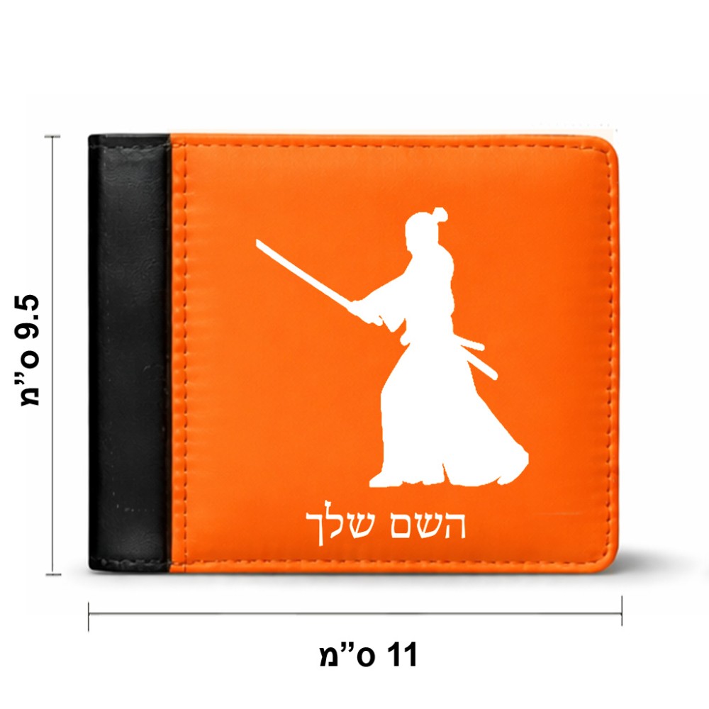 ארנק עור שחור בעיצוב אישי עם השם שלך בעיצוב סמוראי מידות הארנק 9.5 × 11 ס"מ