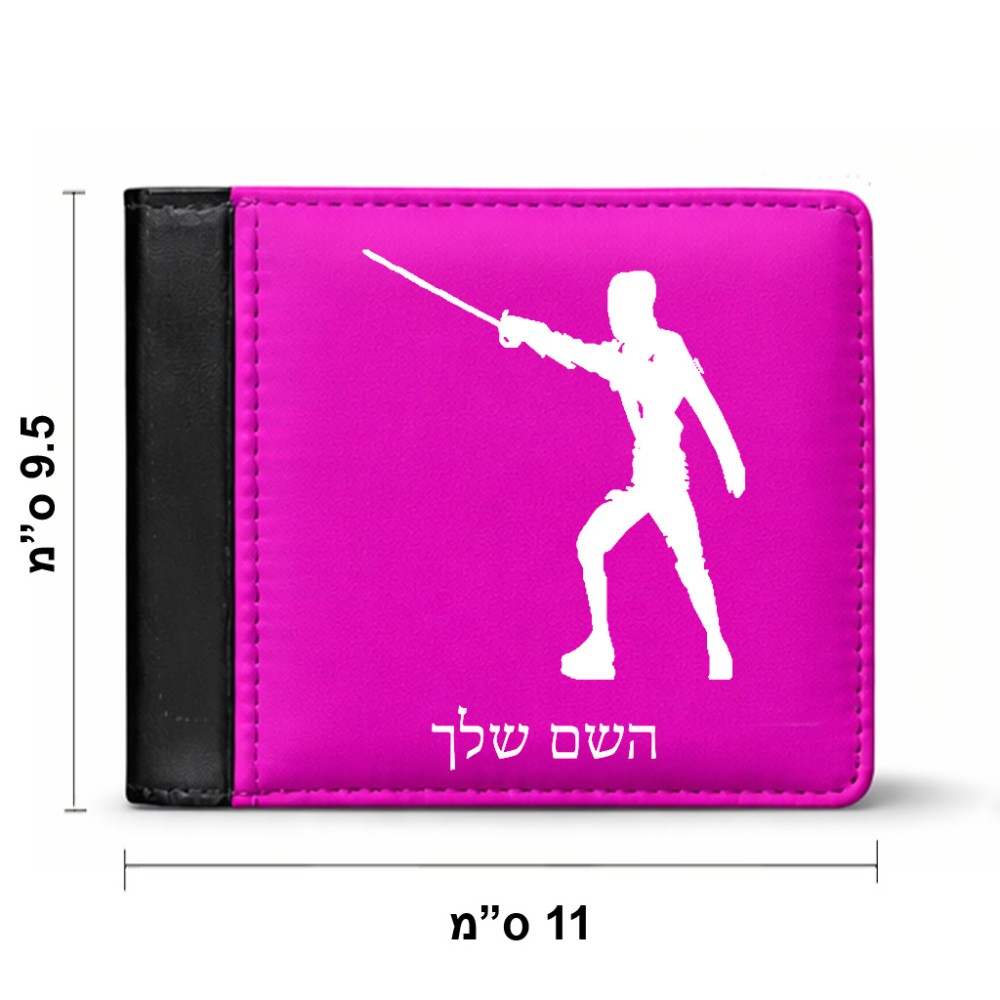 ארנק עור שחור בעיצוב אישי עם השם שלך בעיצוב לוחם סייף מידות הארנק 9.5 × 11 ס"מ