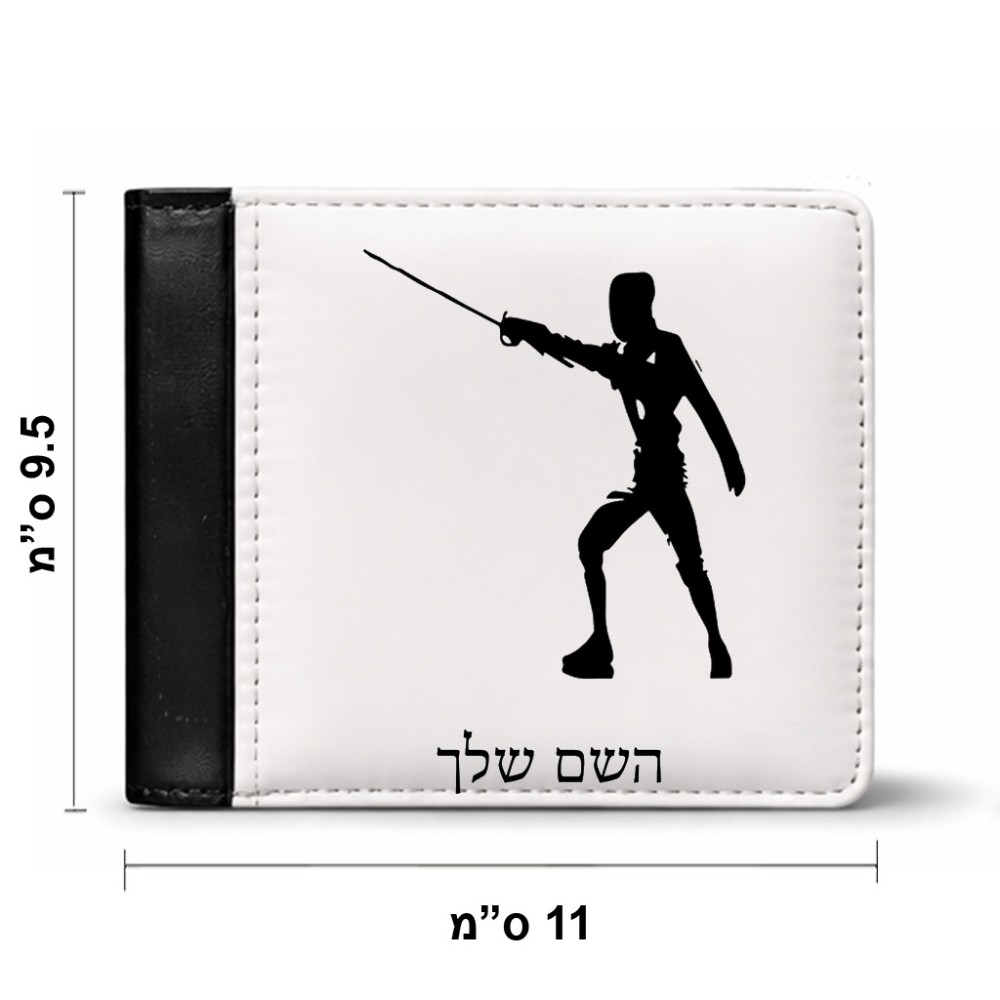 ארנק עור שחור בעיצוב אישי עם השם שלך בעיצוב לוחם סייף מידות הארנק 9.5 × 11 ס"מ