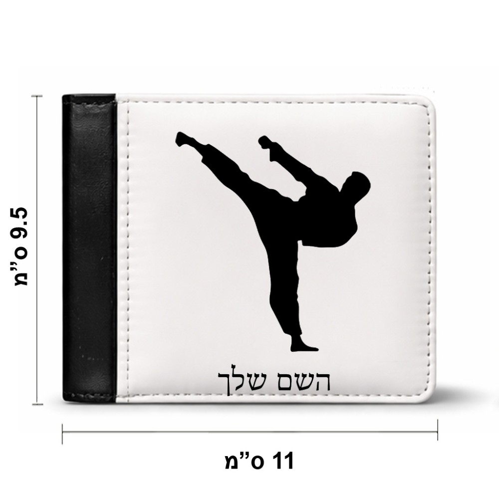 ארנק עור שחור בעיצוב אישי עם השם שלך בעיצוב קרטה מידות הארנק 9.5 × 11 ס"מ