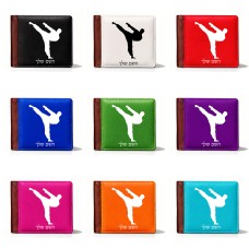 ארנק עור חום בעיצוב אישי עם השם שלך בעיצוב קרטה מידות הארנק 9.5 × 11 ס"מ ארנק עור חום בעיצוב אישי עם השם שלך בעיצוב קרטה מידות הארנק 9.5 × 11 ס"מ