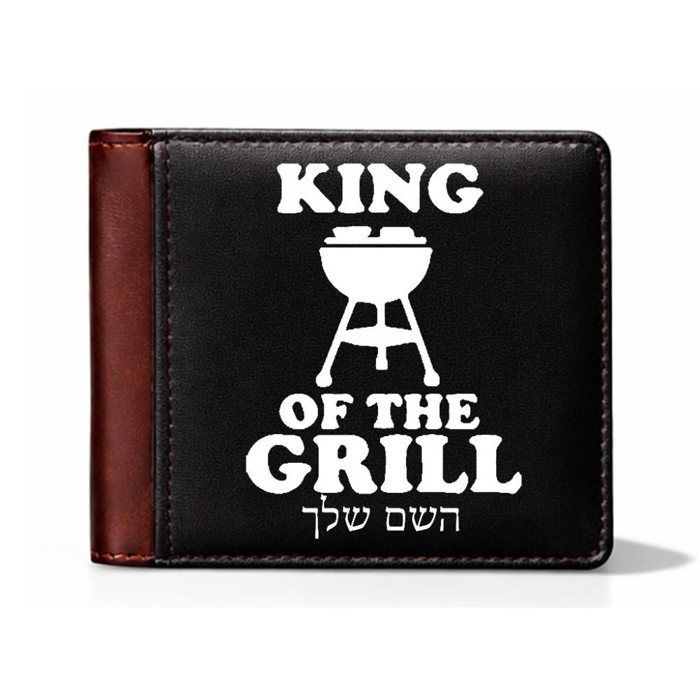 ארנק עור חום בעיצוב אישי עם השם שלך בעיצוב מלך הגריל מידות הארנק 9.5 × 11 ס"מ