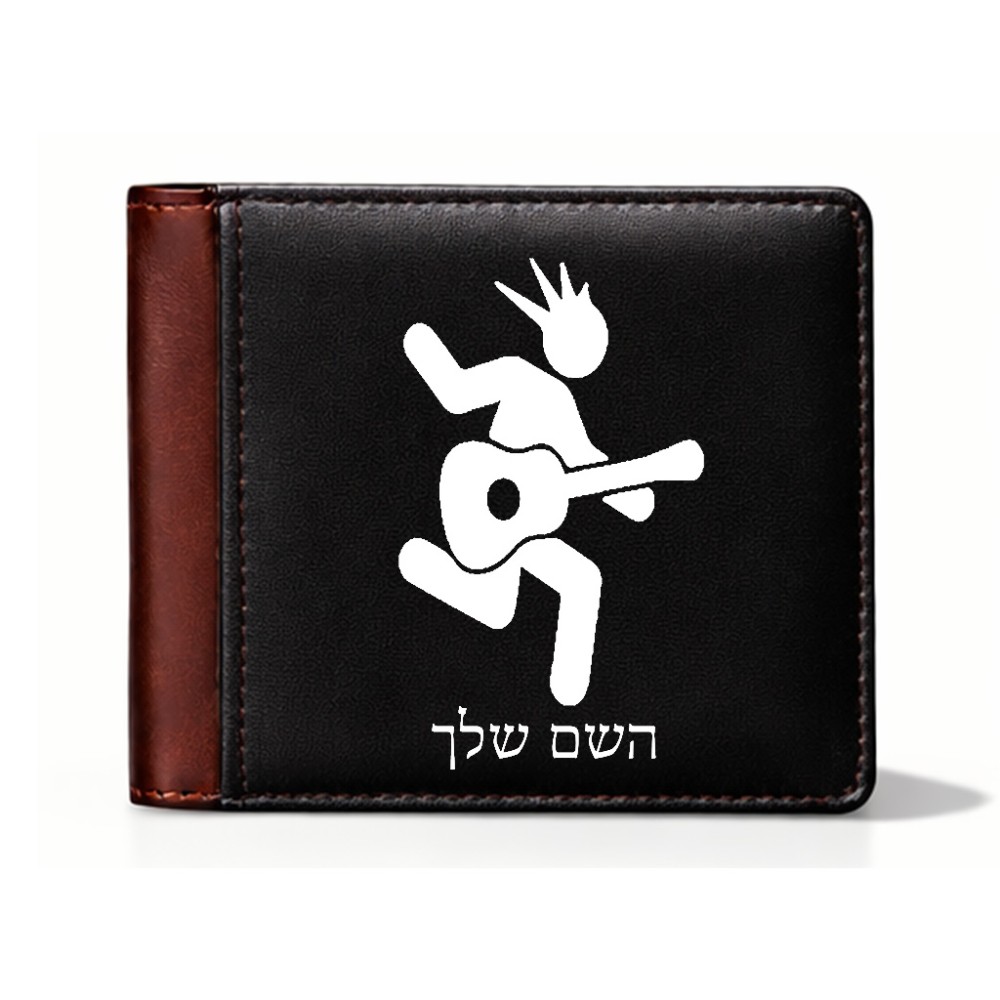 ארנק עור חום בעיצוב אישי עם השם שלך בעיצוב נגן גיטרה מידות הארנק 9.5 × 11 ס"מ