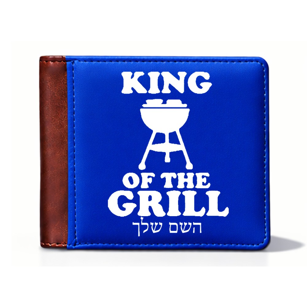 ארנק עור חום בעיצוב אישי עם השם שלך בעיצוב מלך הגריל מידות הארנק 9.5 × 11 ס"מ