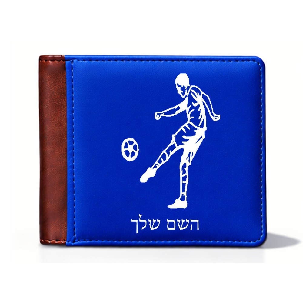 ארנק עור חום בעיצוב אישי עם השם שלך בעיצוב שחקן כדורגל מידות הארנק 9.5 × 11 ס"מ