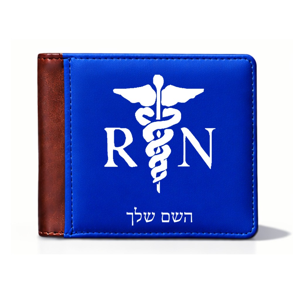 ארנק עור חום בעיצוב אישי עם השם שלך בעיצוב אחות מוסמכת מידות הארנק 9.5 × 11 ס"מ