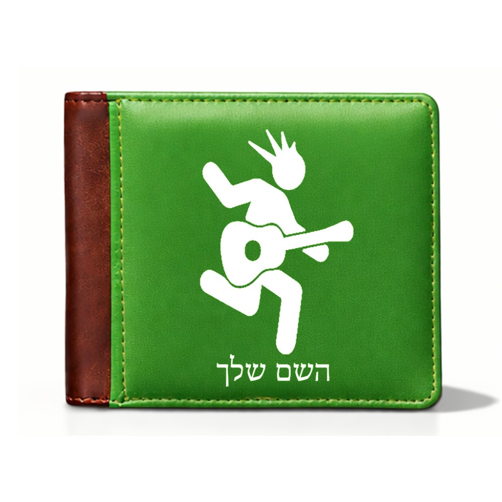 ארנק עור חום בעיצוב אישי עם השם שלך בעיצוב נגן גיטרה מידות הארנק 9.5 × 11 ס"מ