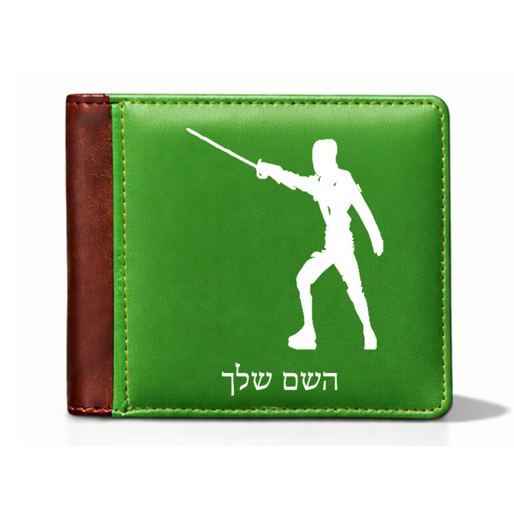 ארנק עור חום בעיצוב אישי עם השם שלך בעיצוב לוחם סייף מידות הארנק 9.5 × 11 ס"מ