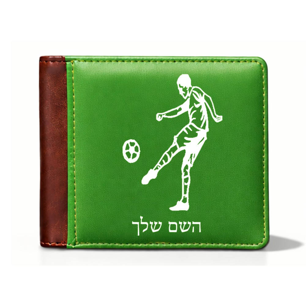ארנק עור חום בעיצוב אישי עם השם שלך בעיצוב שחקן כדורגל מידות הארנק 9.5 × 11 ס"מ