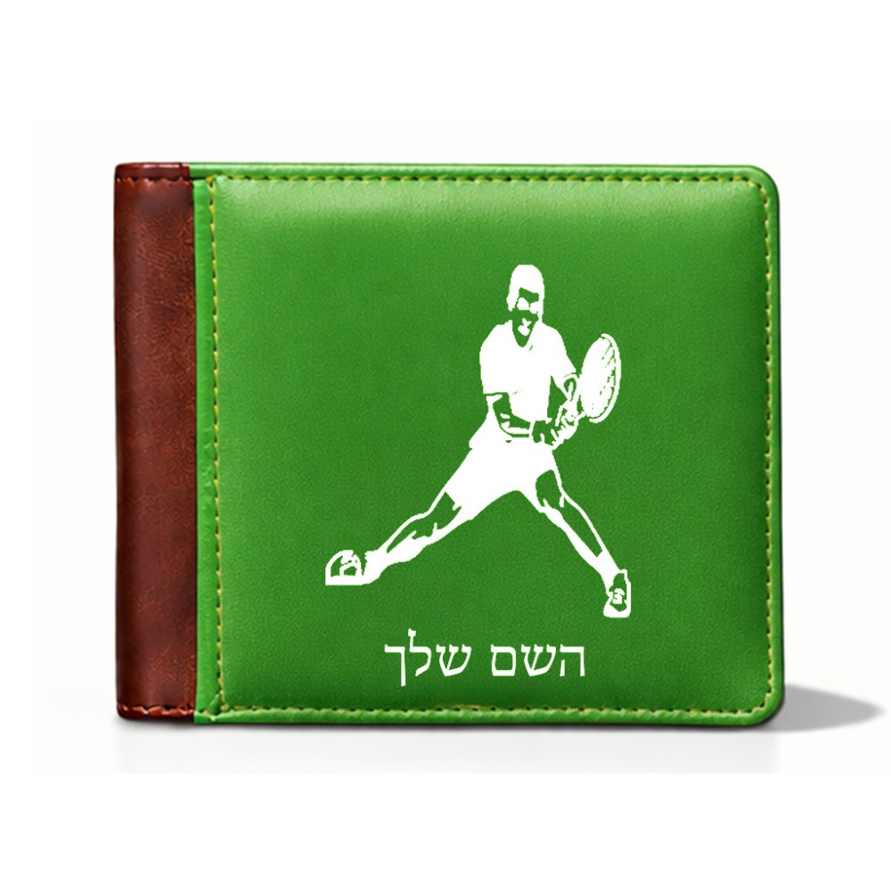 ארנק עור חום בעיצוב אישי עם השם שלך בעיצוב שחקן טניס מידות הארנק 9.5 × 11 ס"מ