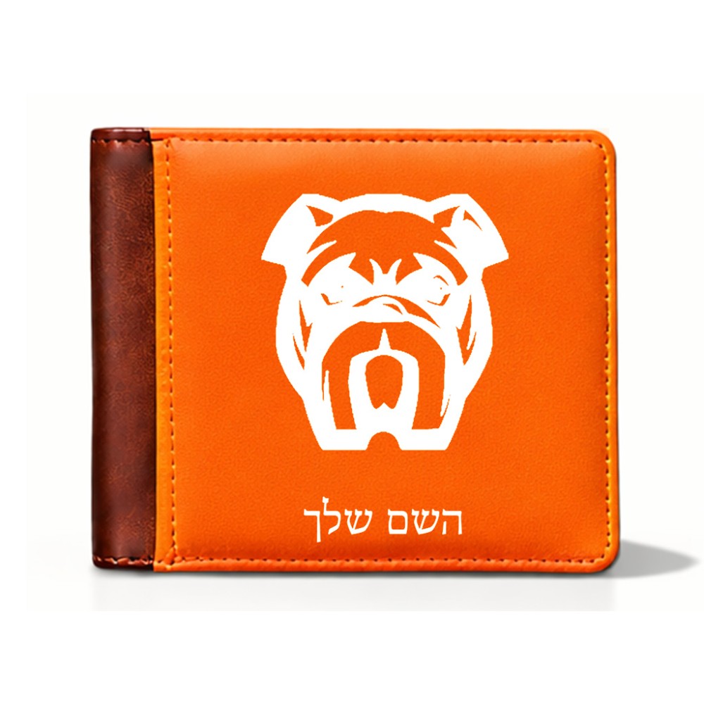ארנק עור חום בעיצוב אישי עם השם שלך בעיצוב פרצוף בולדוג מידות הארנק 9.5 × 11 ס"מ