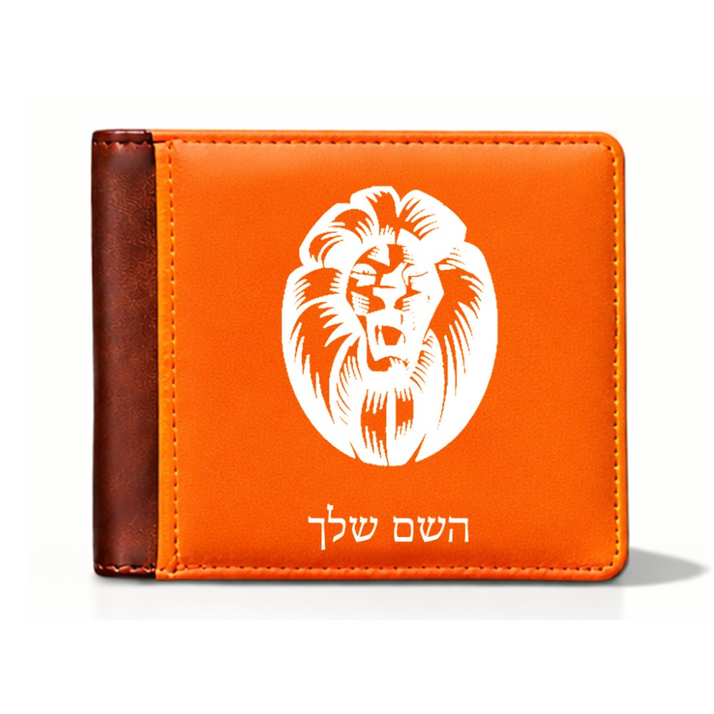 ארנק עור חום בעיצוב אישי עם השם שלך בעיצוב פני אריה מידות הארנק 9.5 × 11 ס"מ