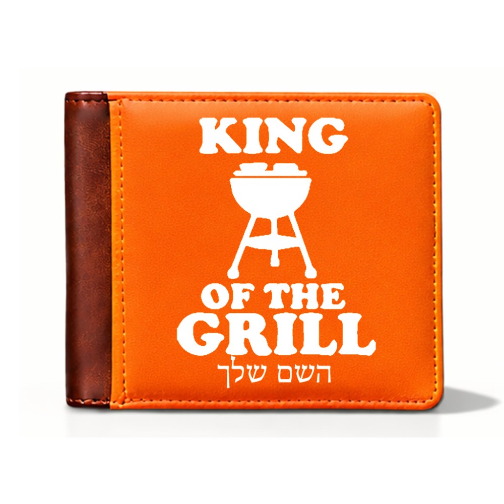 ארנק עור חום בעיצוב אישי עם השם שלך בעיצוב מלך הגריל מידות הארנק 9.5 × 11 ס"מ