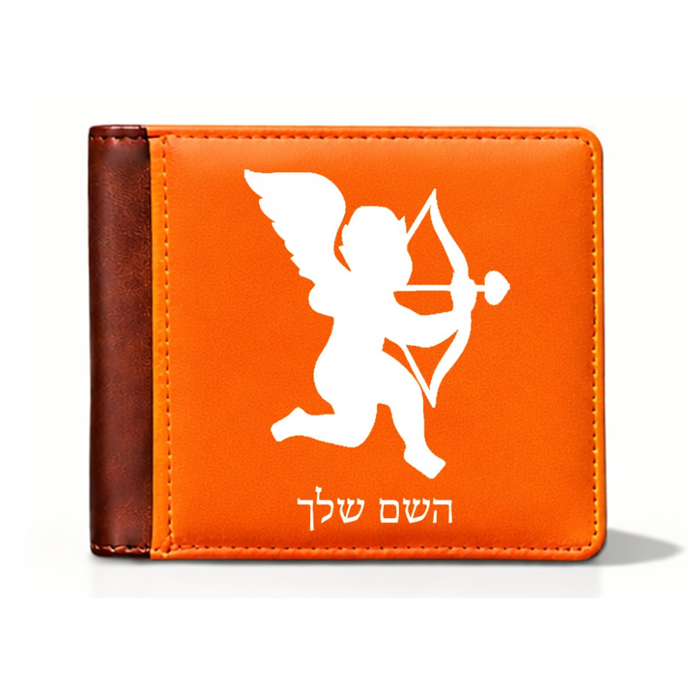 ארנק עור חום בעיצוב אישי עם השם שלך בעיצוב קופידון מידות הארנק 9.5 × 11 ס"מ