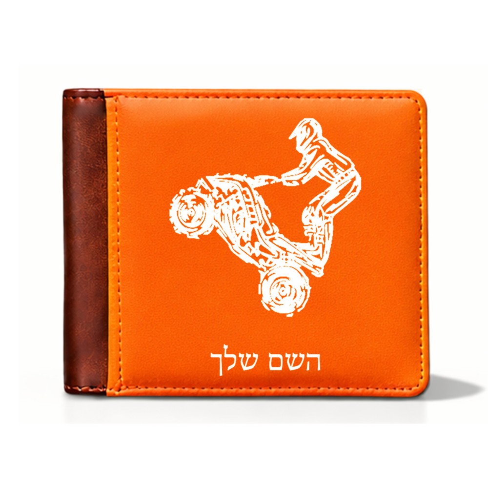ארנק עור חום בעיצוב אישי עם השם שלך בעיצוב רוכב טרקטורונים מידות הארנק 9.5 × 11 ס"מ