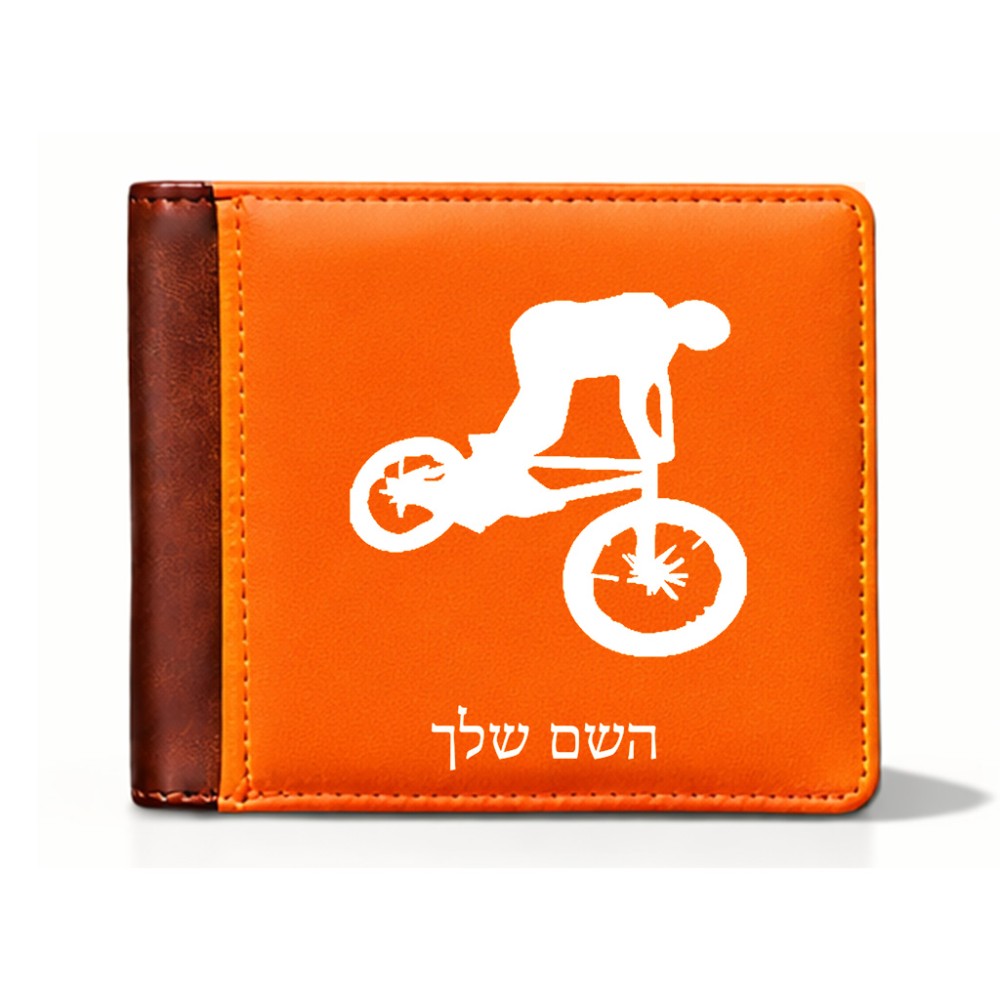 ארנק עור חום בעיצוב אישי עם השם שלך בעיצוב רוכב אופניים מידות הארנק 9.5 × 11 ס"מ
