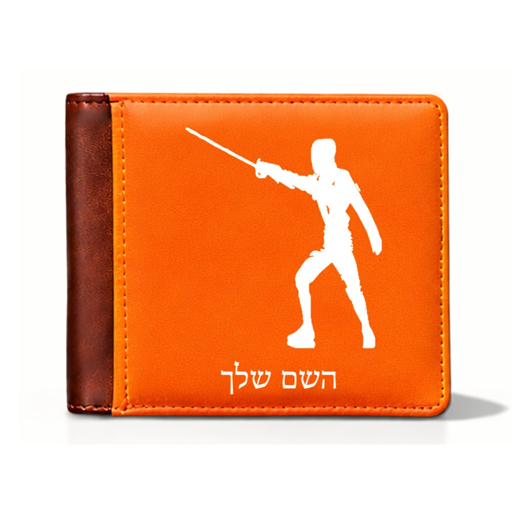ארנק עור חום בעיצוב אישי עם השם שלך בעיצוב לוחם סייף מידות הארנק 9.5 × 11 ס"מ