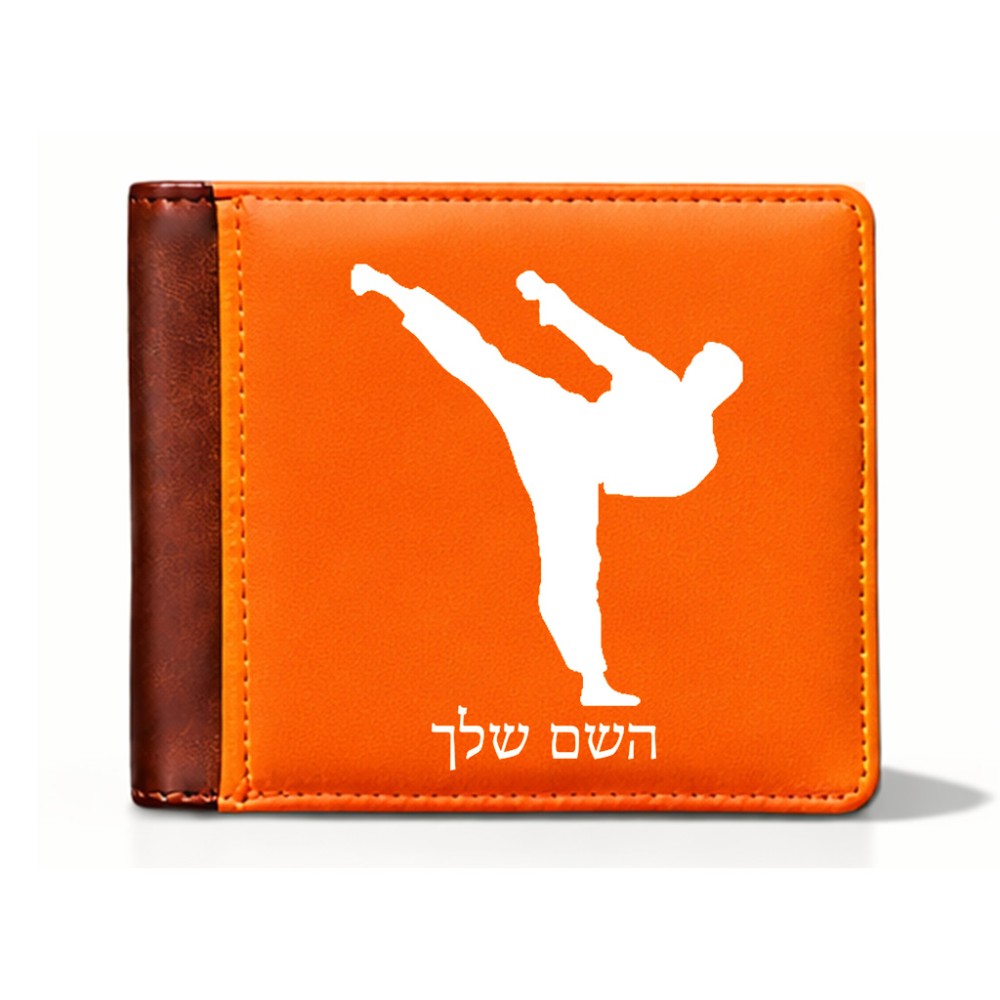ארנק עור חום בעיצוב אישי עם השם שלך בעיצוב קרטה מידות הארנק 9.5 × 11 ס"מ